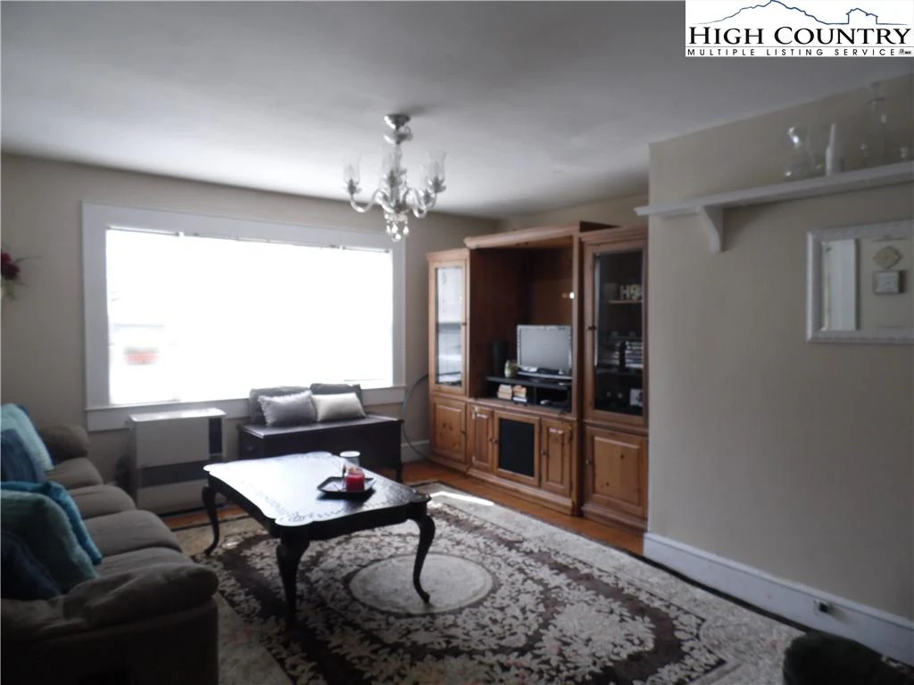 Image number 3 for the current listing