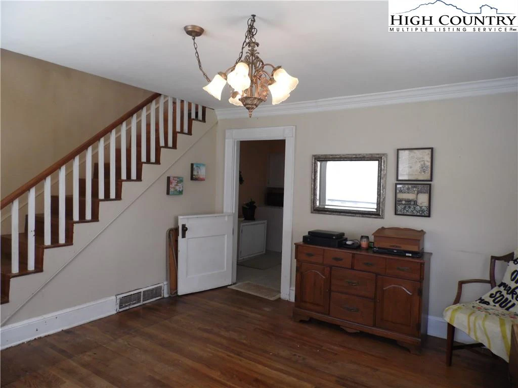 Image number 4 for the current listing