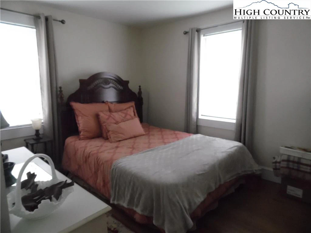 Image number 5 for the current listing