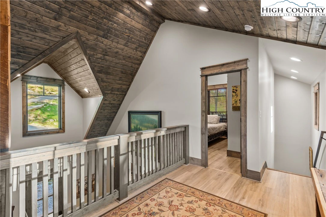 Image number 14 for the current listing