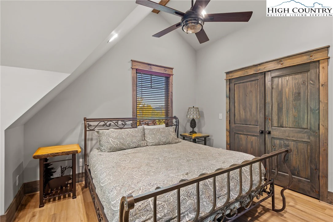 Image number 3 for the current listing