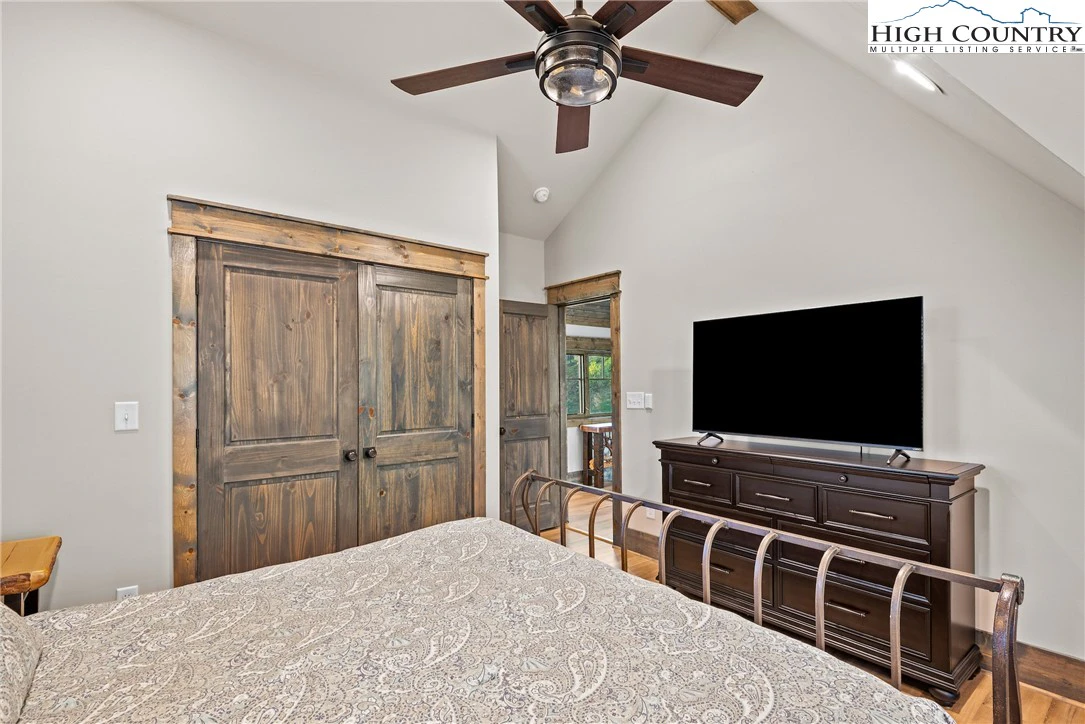 Image number 4 for the current listing