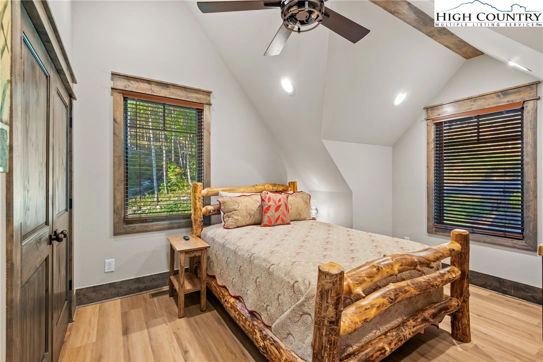 Image number 8 for the current listing