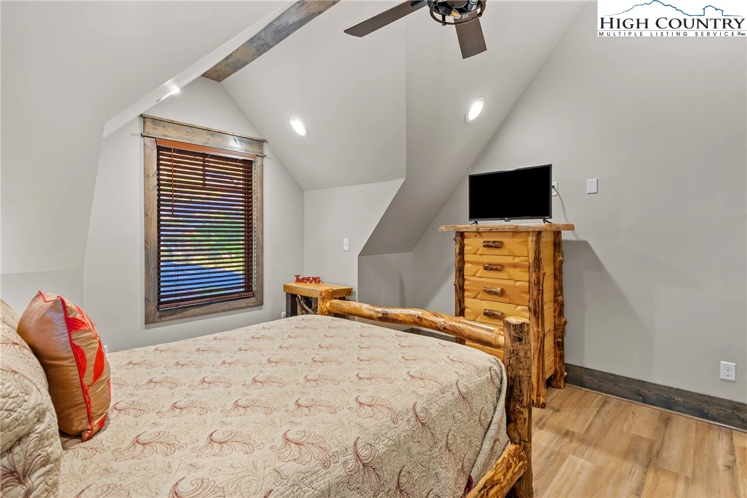 Image number 9 for the current listing