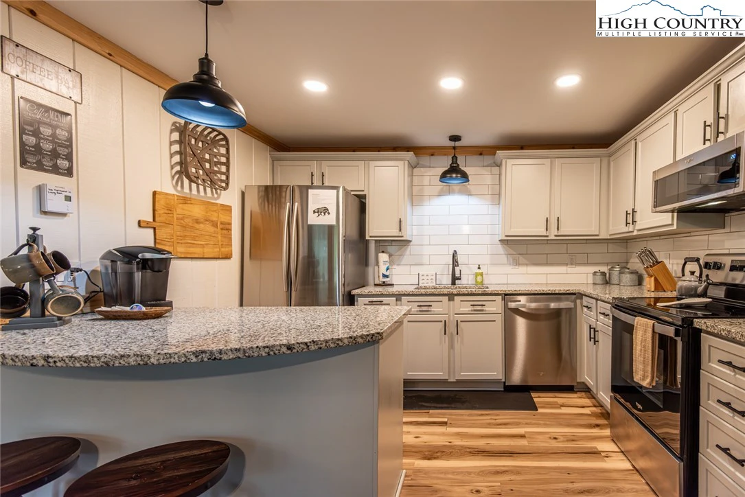 Image number 1 for the current listing