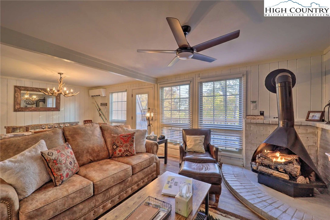 Image number 1 for the current listing