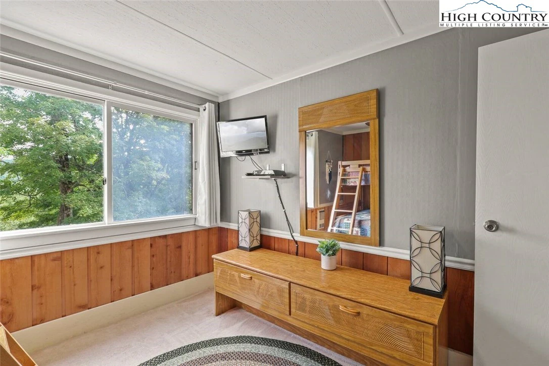 Image number 13 for the current listing