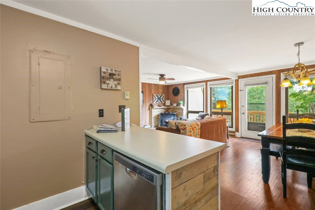 Image number 17 for the current listing