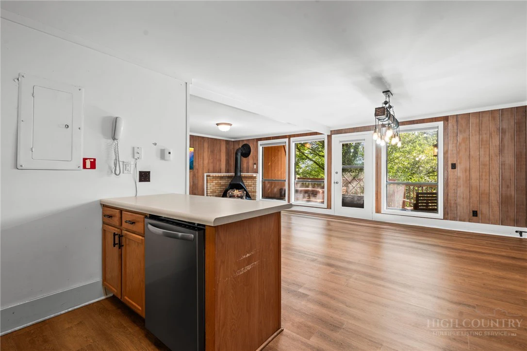 Image number 9 for the current listing