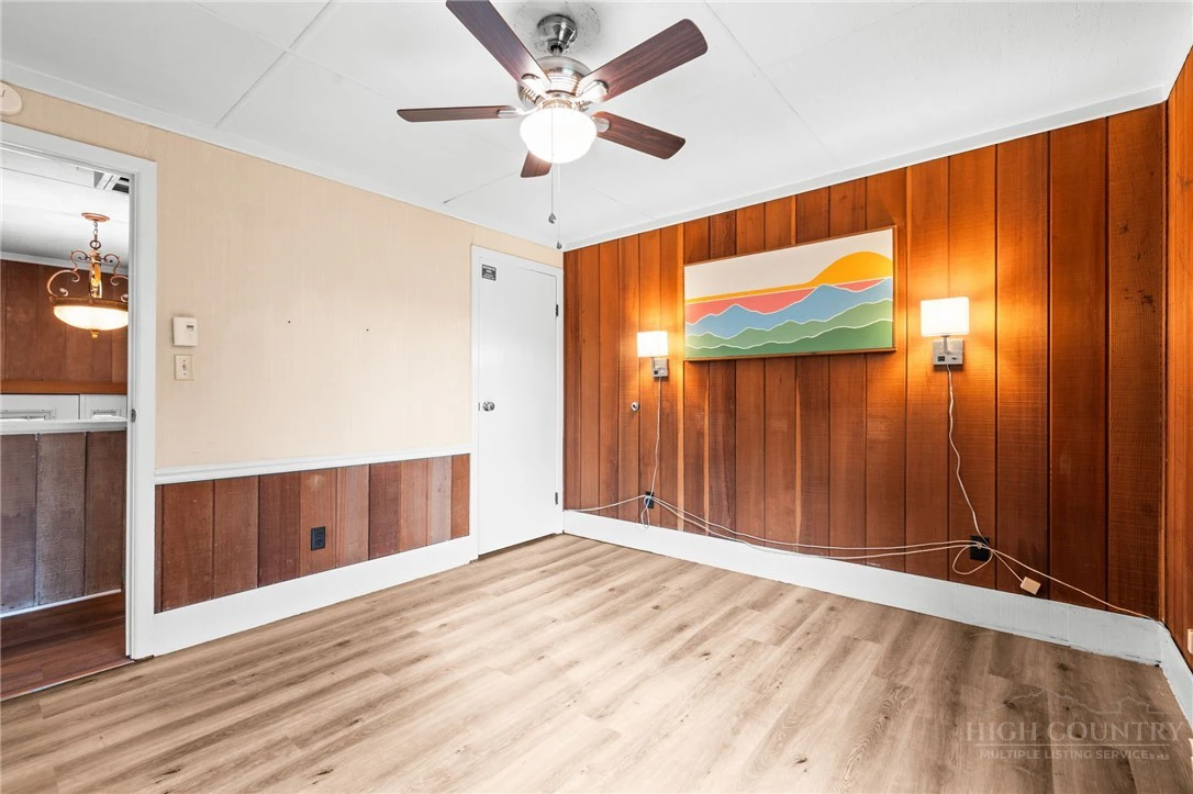 Image number 15 for the current listing