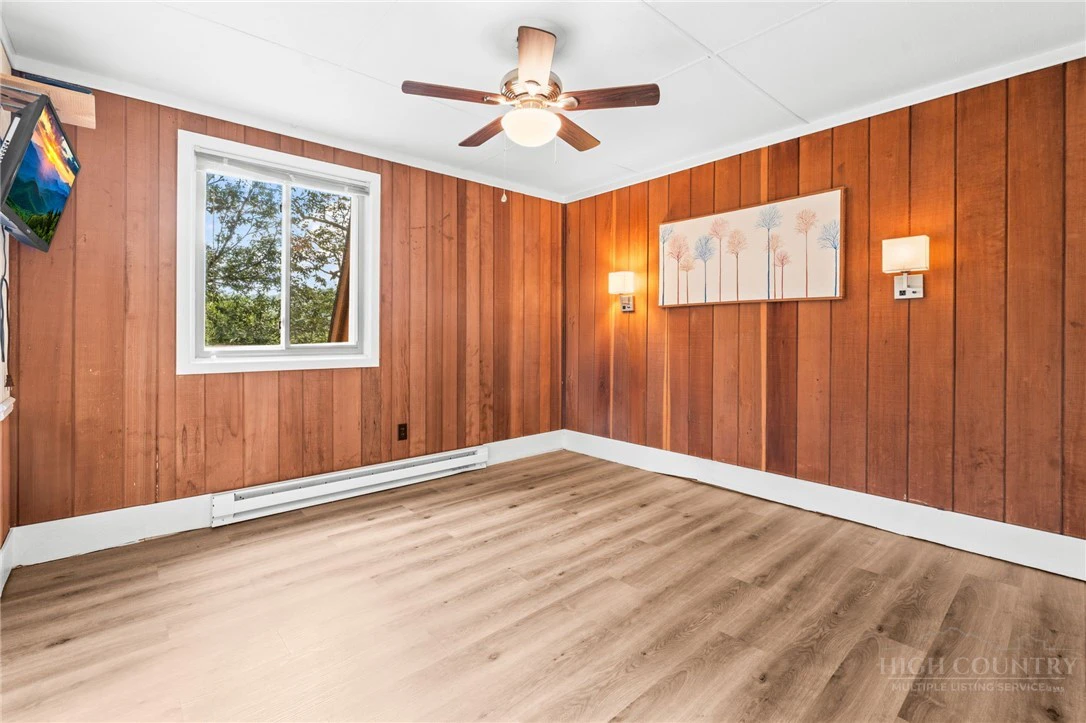 Image number 19 for the current listing