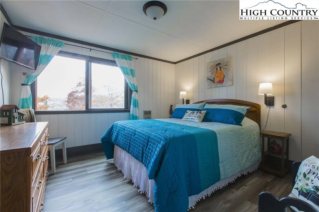 Image number 2 for the current listing