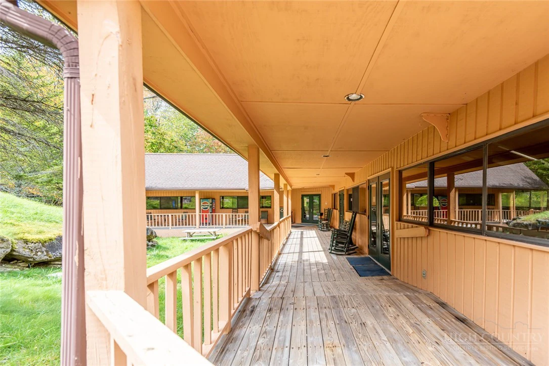 Image number 16 for the current listing