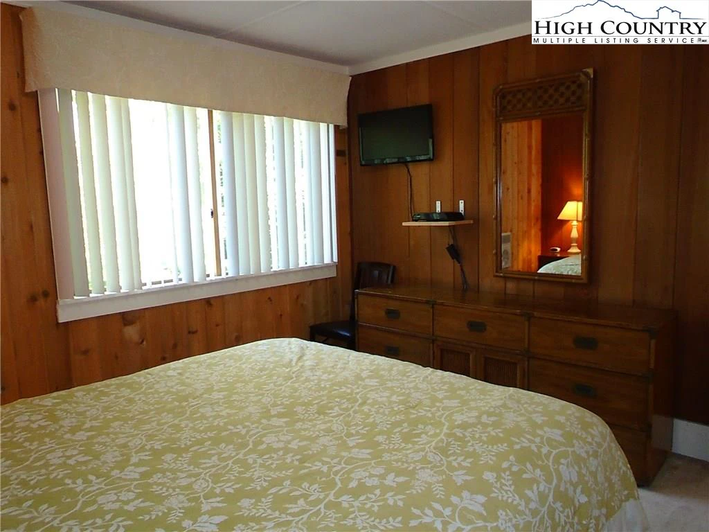 Image number 15 for the current listing