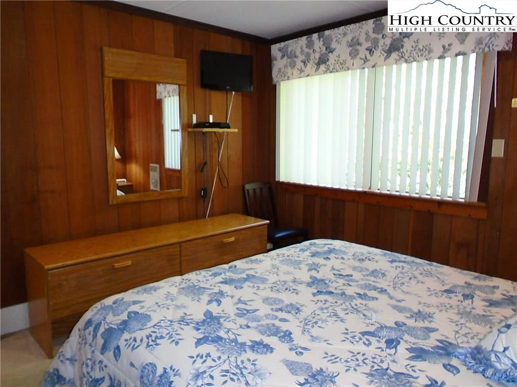 Image number 11 for the current listing