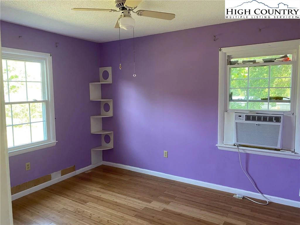 Image number 7 for the current listing