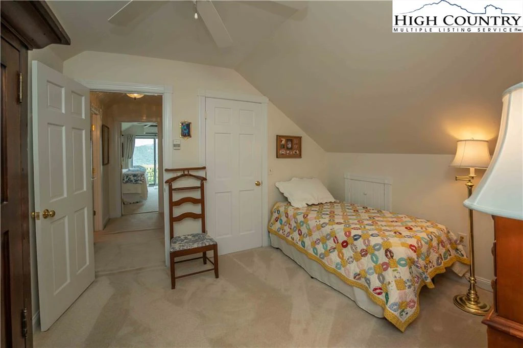 Image number 4 for the current listing