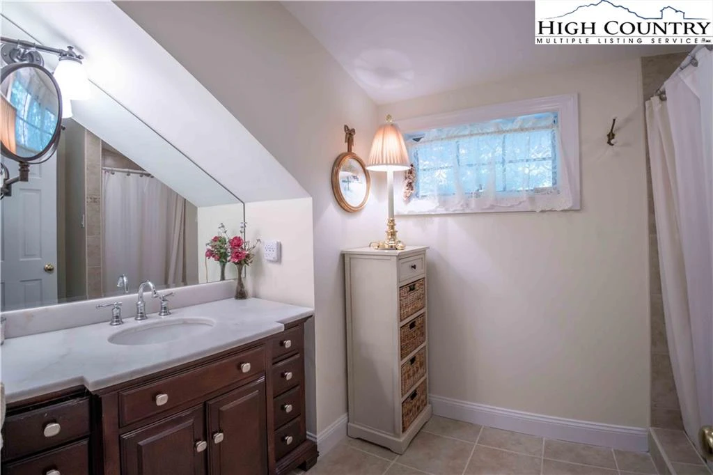 Image number 5 for the current listing