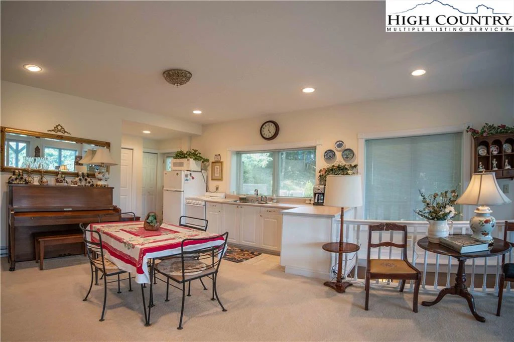 Image number 8 for the current listing