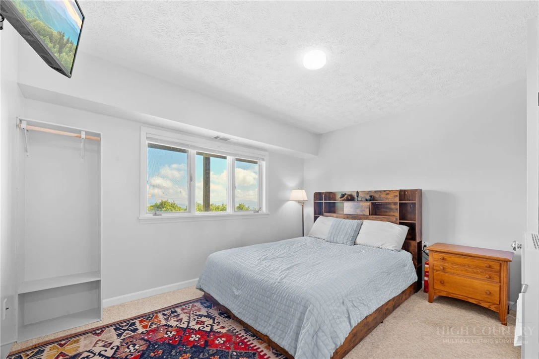Image number 19 for the current listing