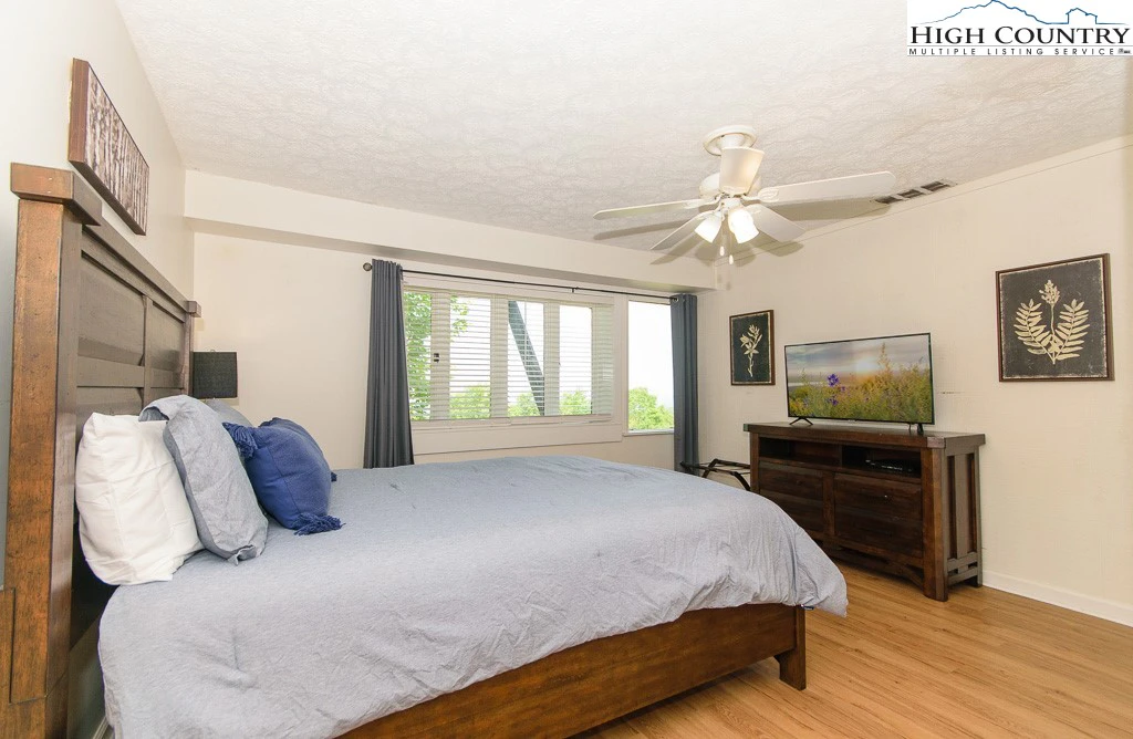 Image number 10 for the current listing