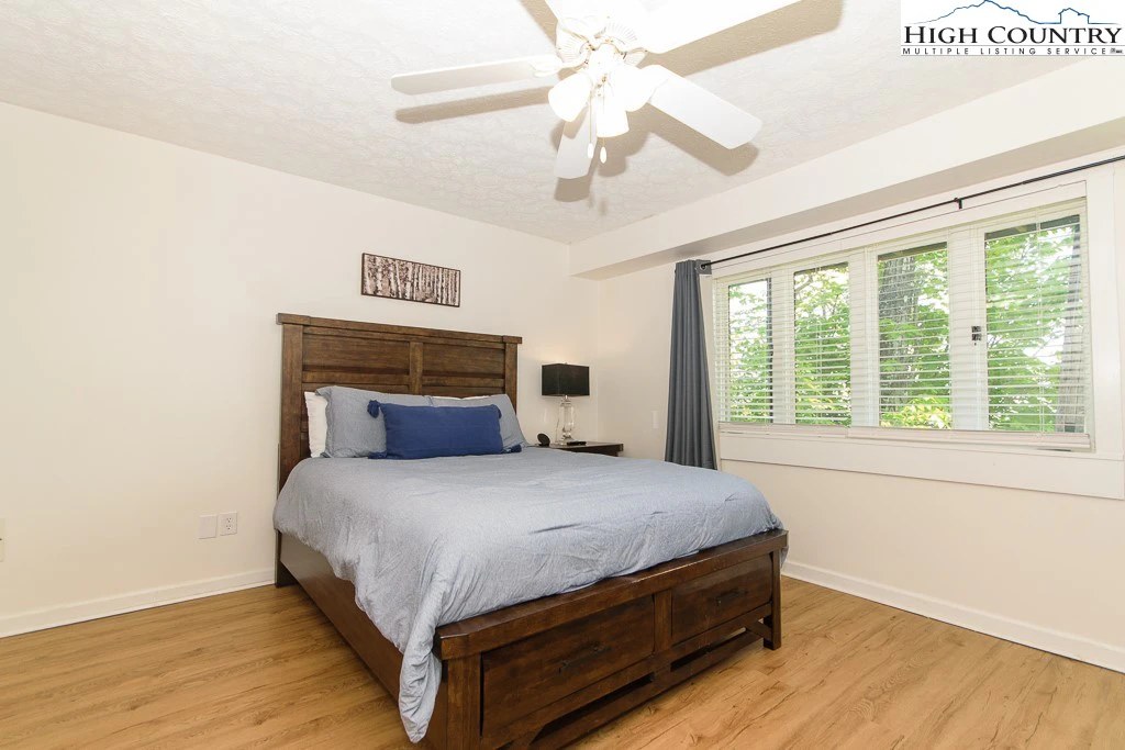 Image number 3 for the current listing