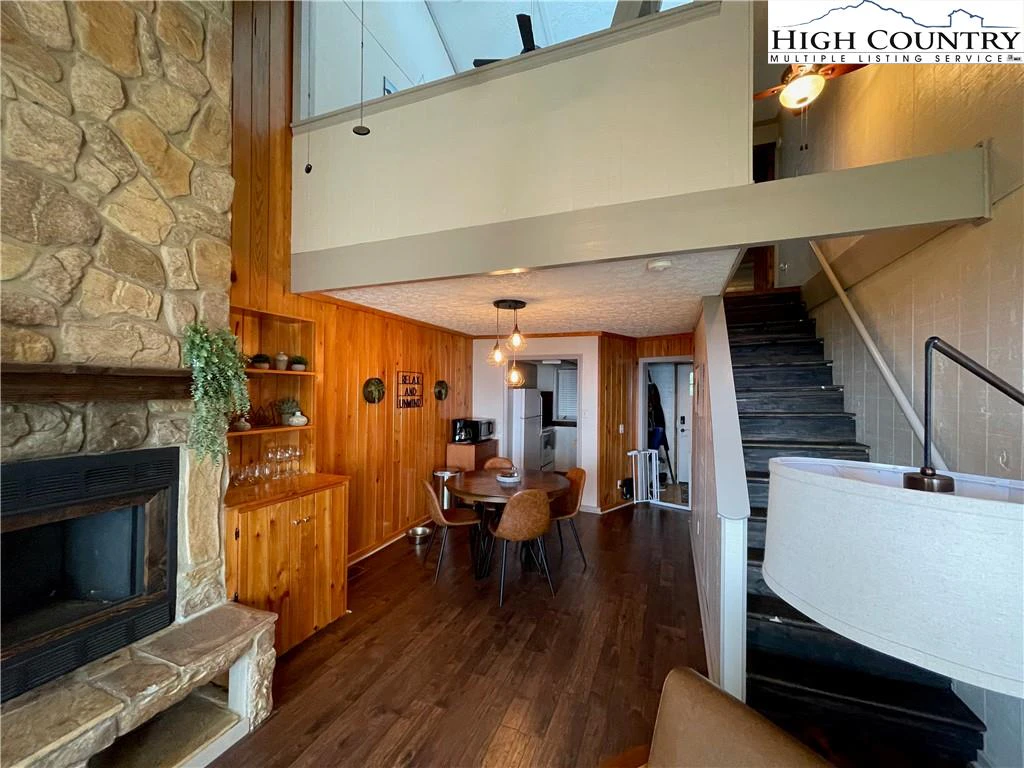 Image number 19 for the current listing