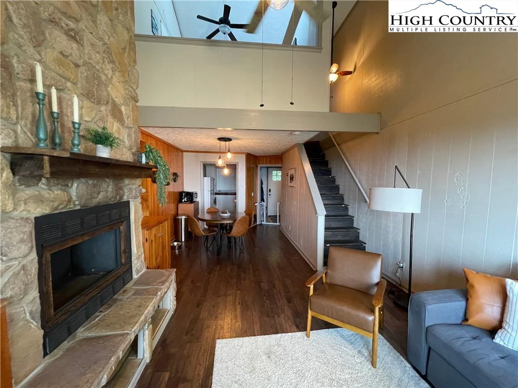 Image number 15 for the current listing