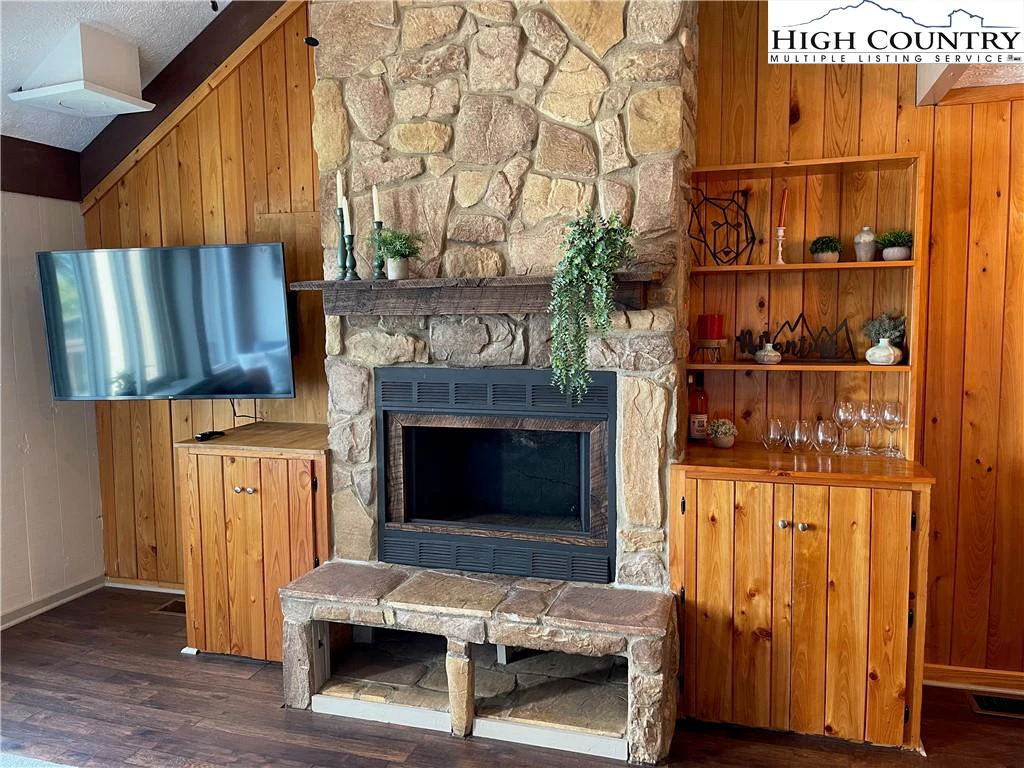 Image number 13 for the current listing