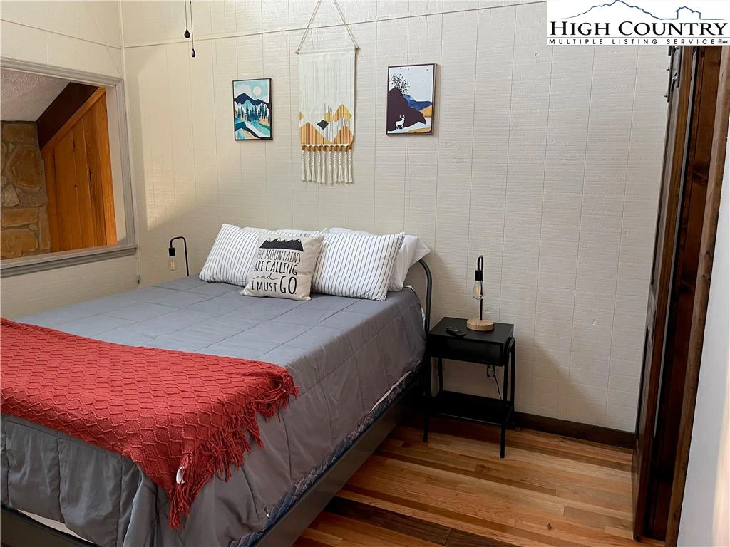 Image number 8 for the current listing