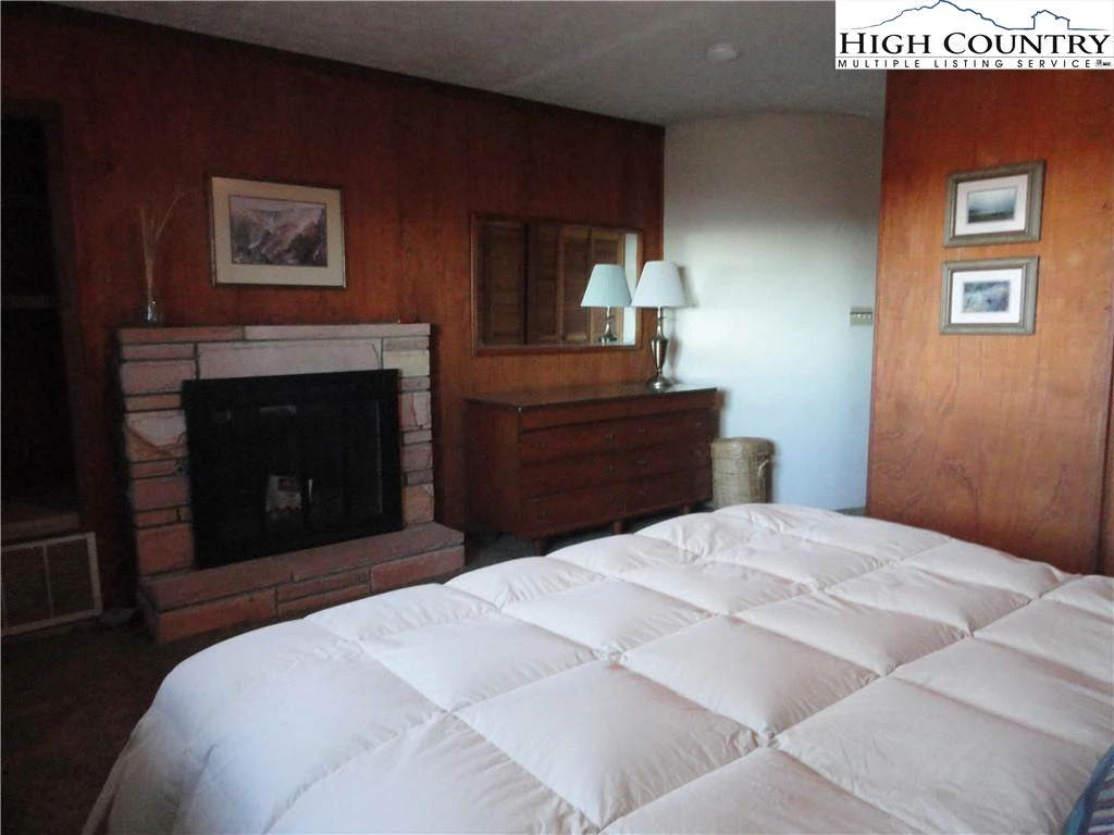Image number 14 for the current listing