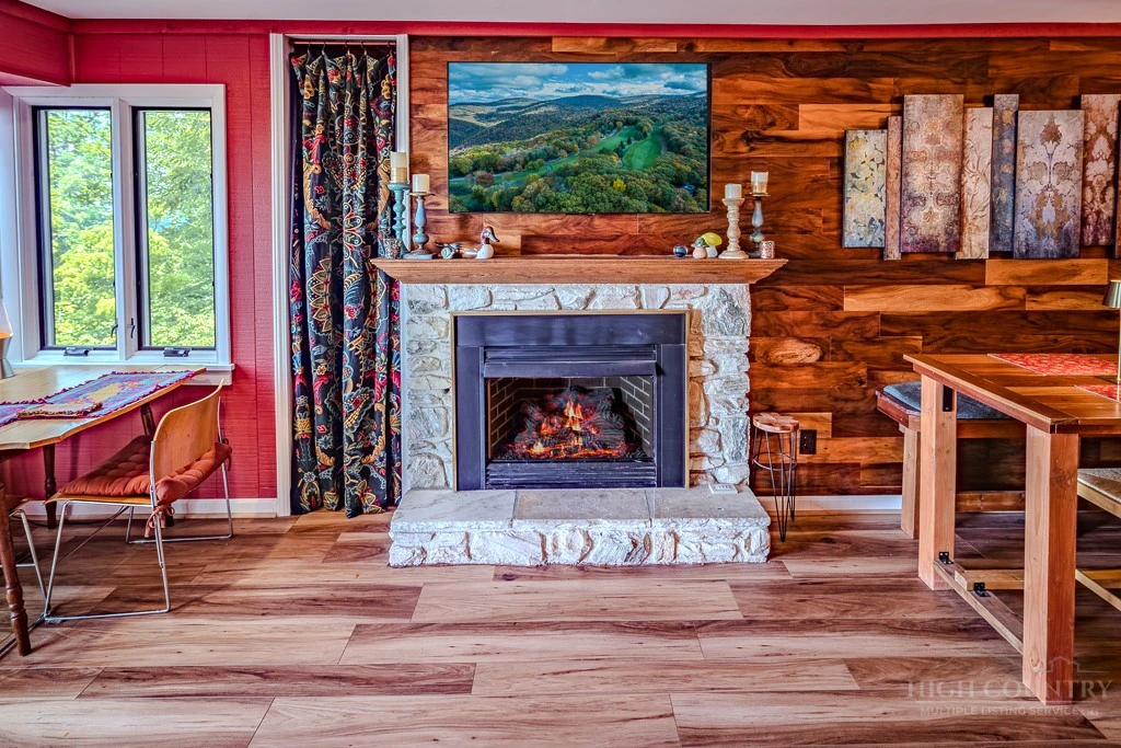 Image number 14 for the current listing