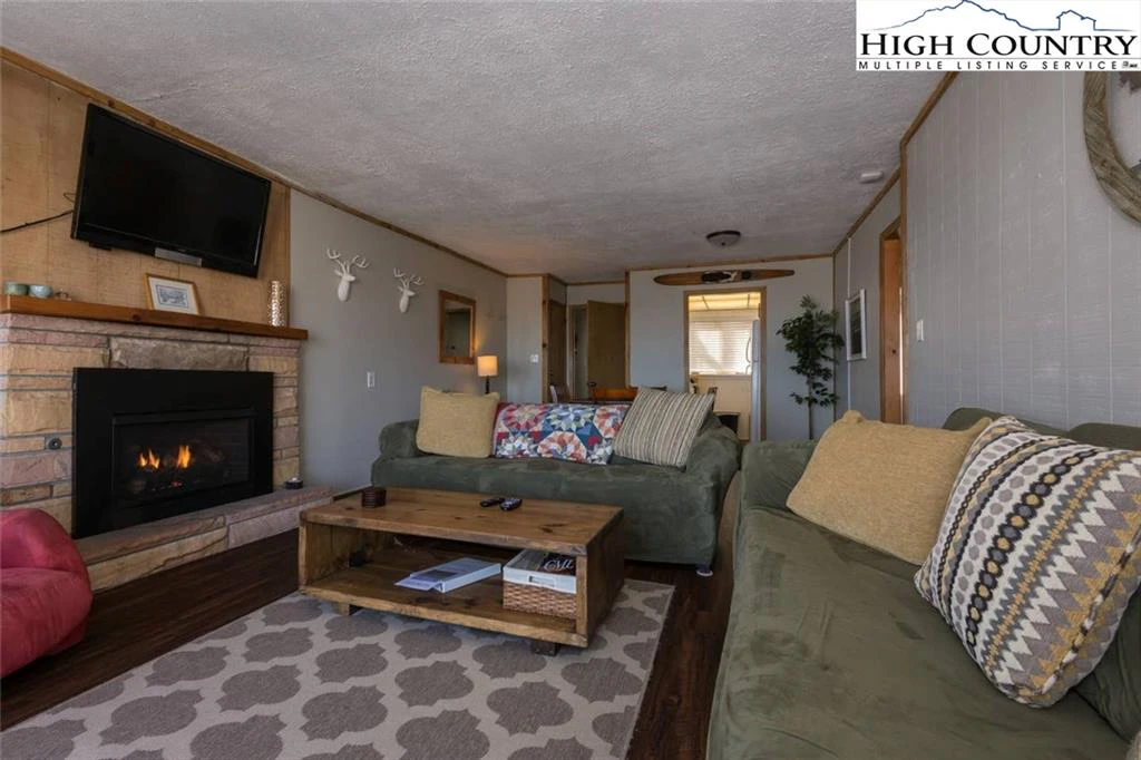 Image number 19 for the current listing