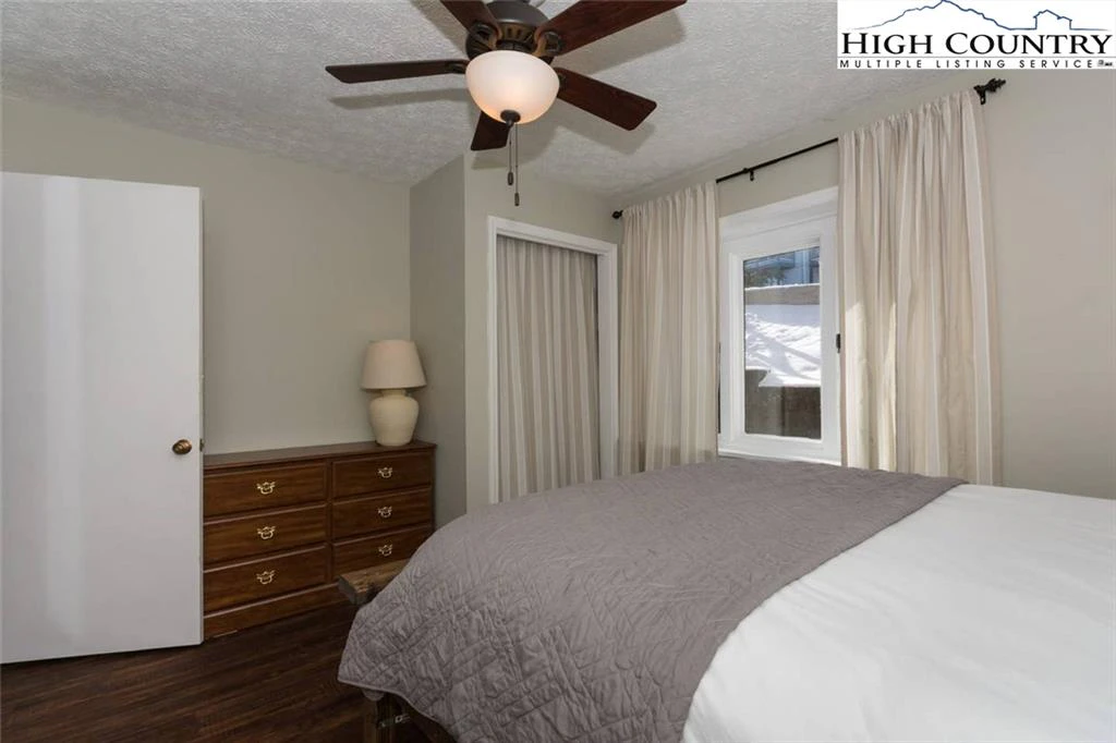 Image number 4 for the current listing