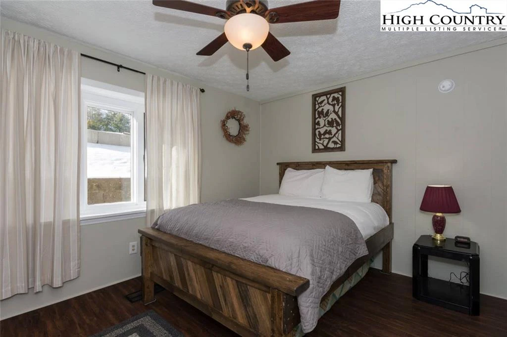 Image number 9 for the current listing