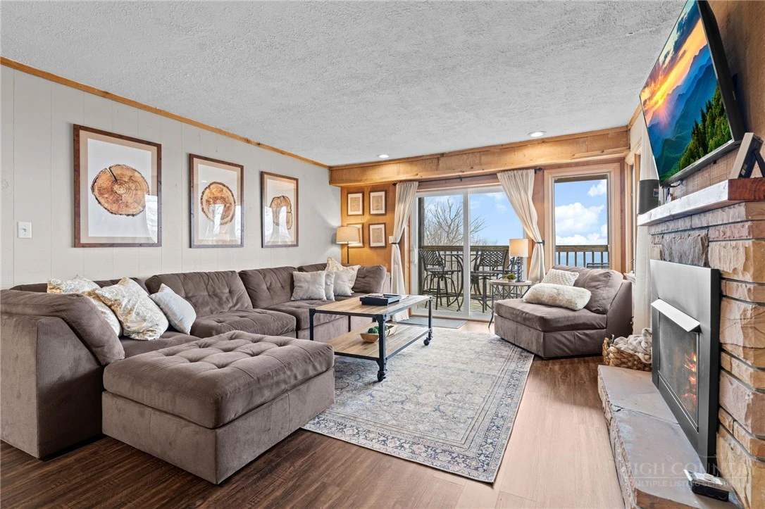 Image number 17 for the current listing