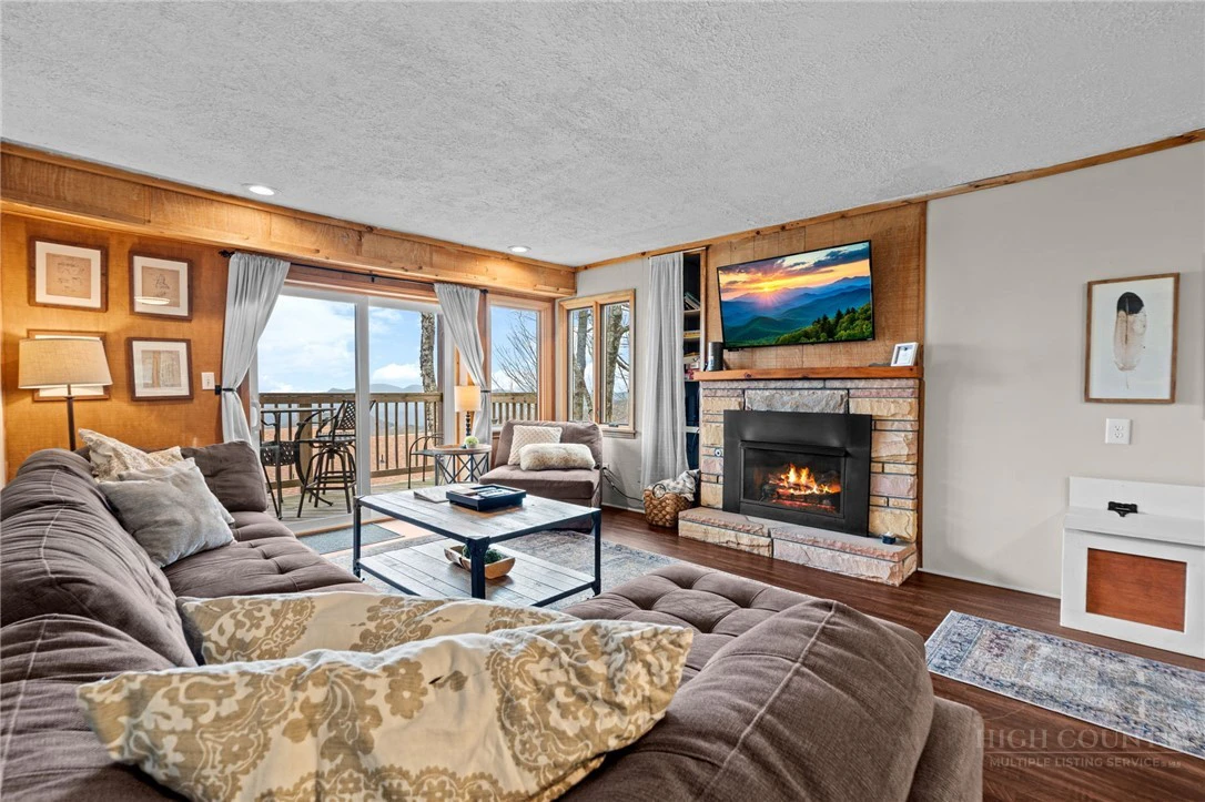Image number 19 for the current listing