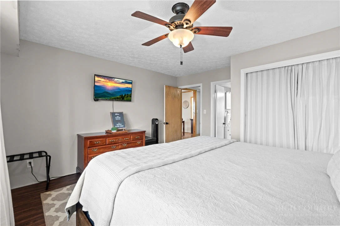 Image number 10 for the current listing