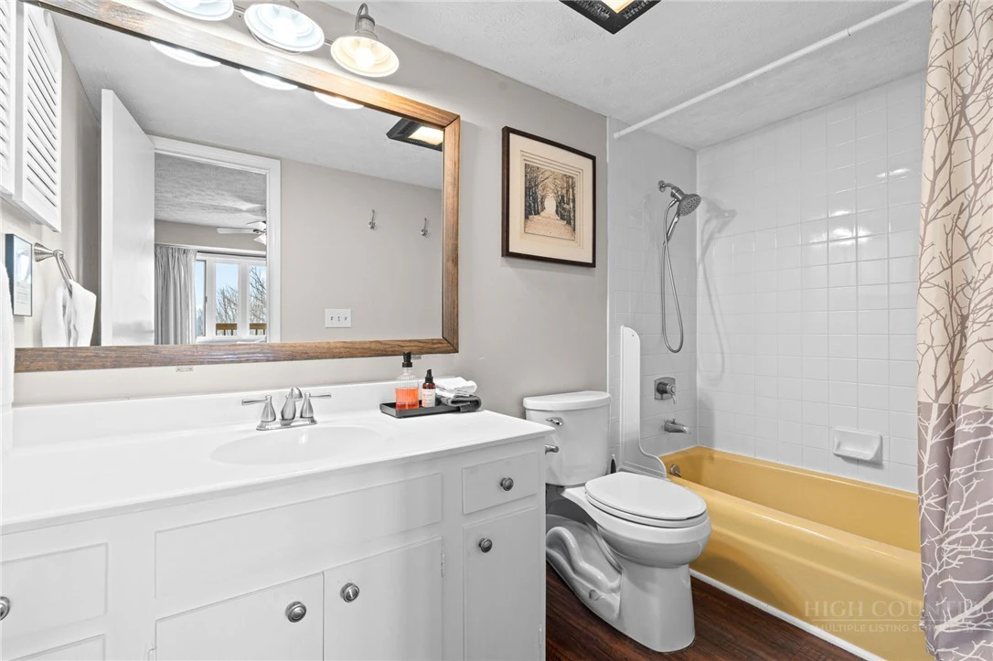 Image number 9 for the current listing