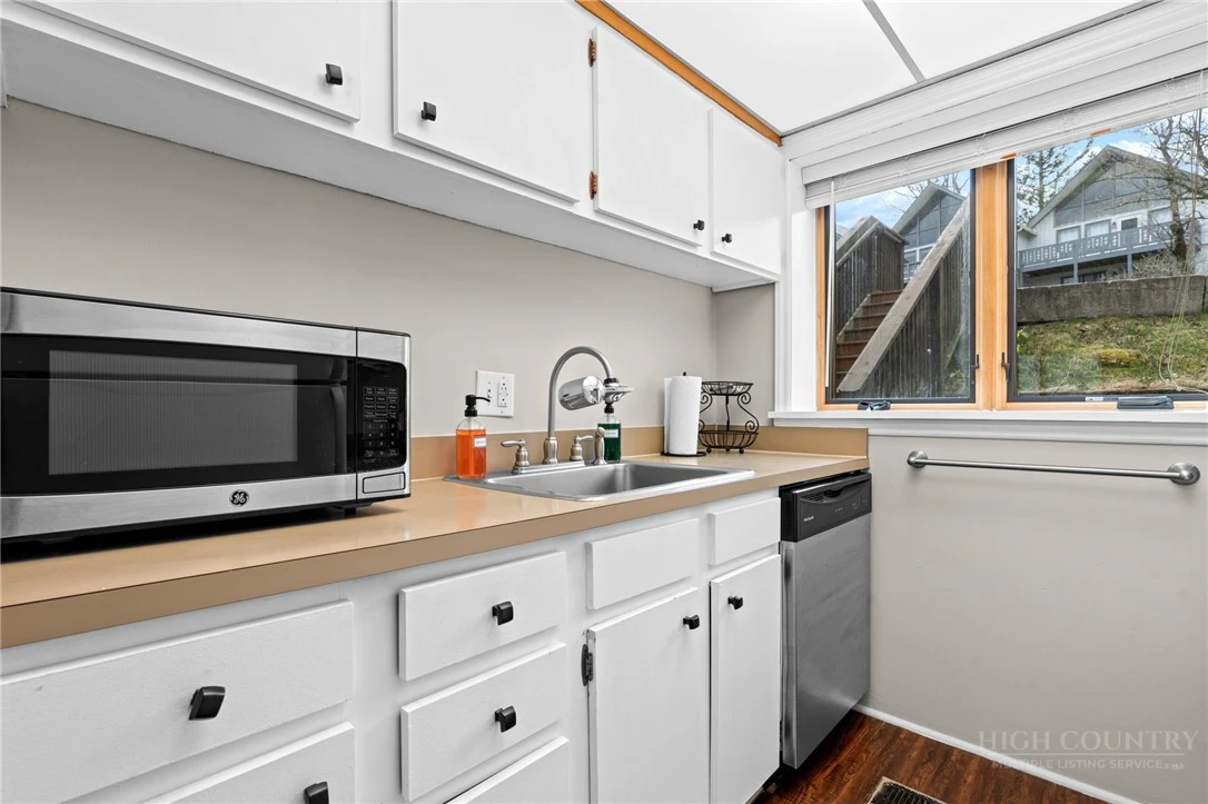 Image number 2 for the current listing