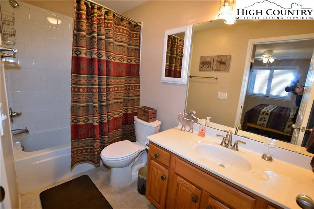 Image number 15 for the current listing