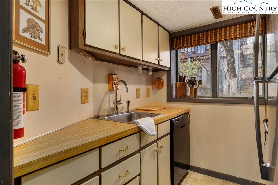Image number 2 for the current listing
