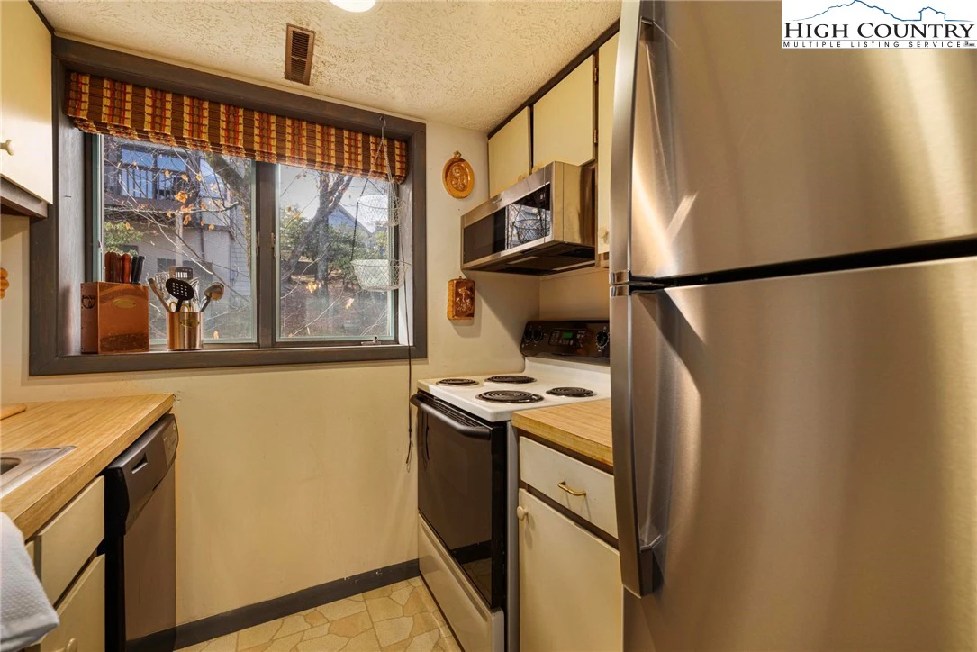 Image number 13 for the current listing