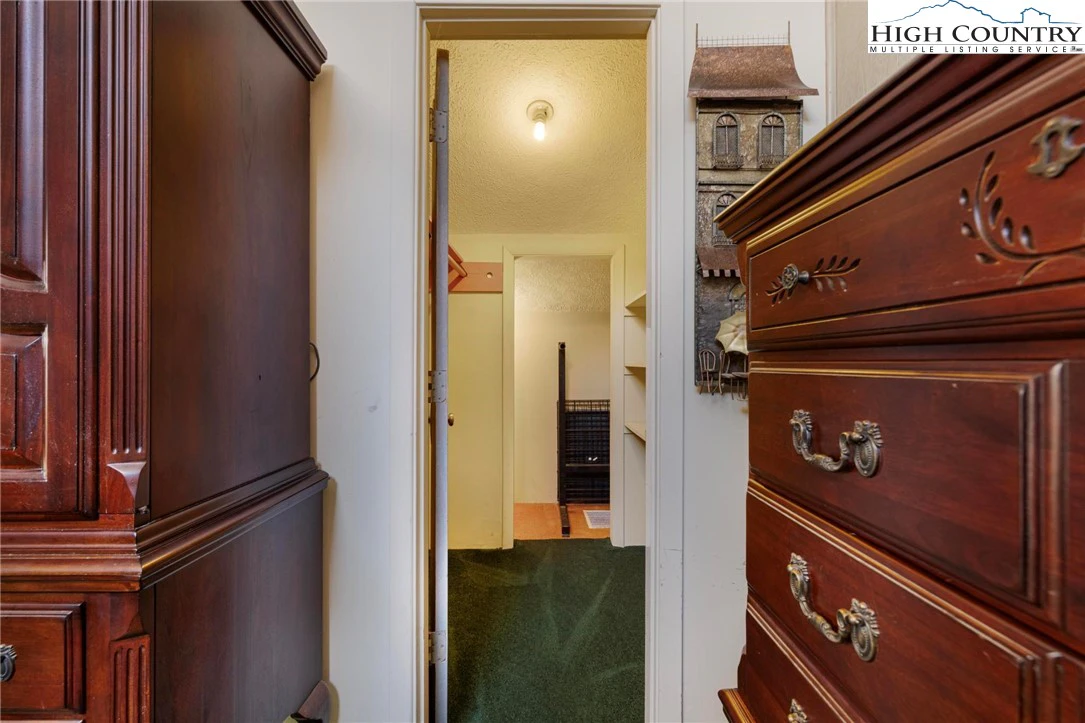 Image number 8 for the current listing