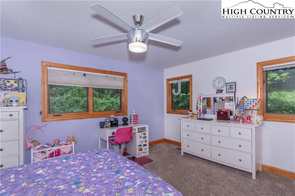 Image number 17 for the current listing
