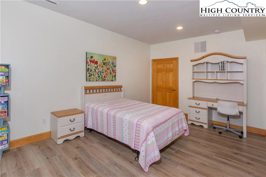Image number 9 for the current listing
