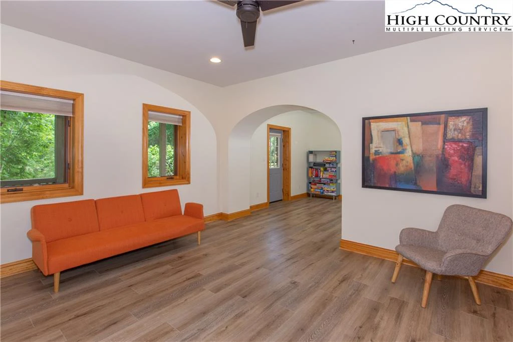Image number 7 for the current listing
