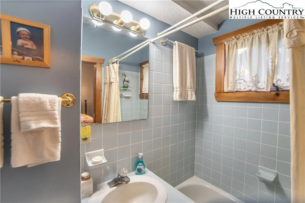 Image number 3 for the current listing