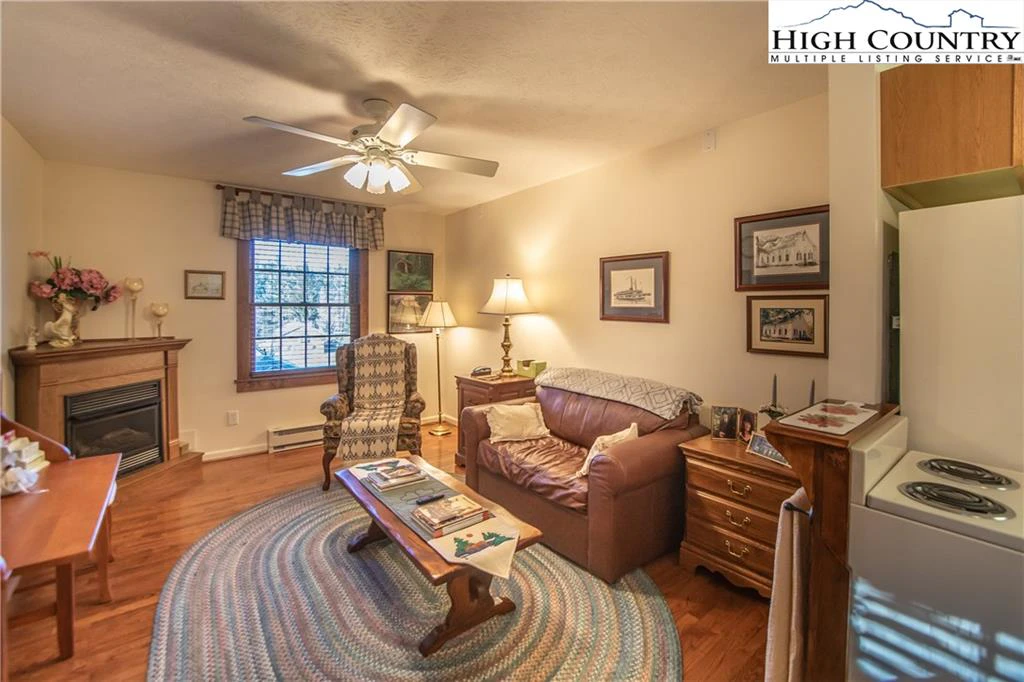 Image number 14 for the current listing
