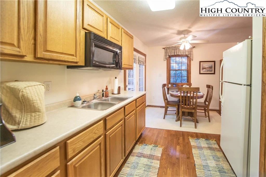 Image number 15 for the current listing